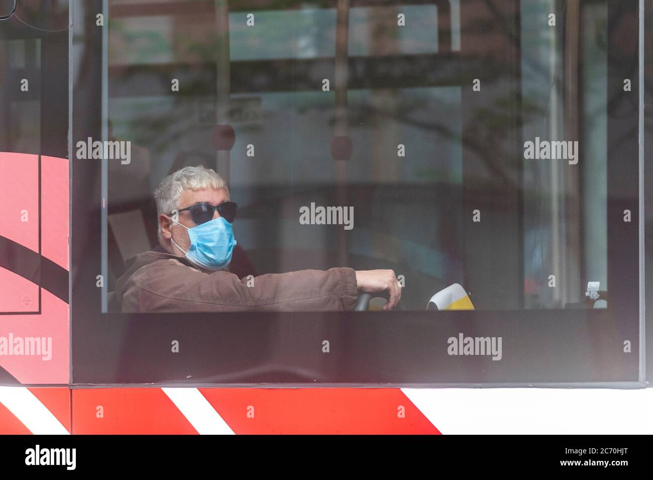 Cork, Irland. Juli 2020. Die irische Regierung hat es für die Nutzer öffentlicher Verkehrsmittel obligatorisch gemacht, ab heute Morgen Gesichtsmasken zu tragen. Die meisten Passagiere und Fahrer trugen Gesichtsmasken, obwohl einige Passagiere ohne Masken reisten. Die Strafe für Nichteinhaltung beträgt 2,500 € Geldstrafe und/oder 6 Monate Gefängnis. Quelle: AG News/Alamy Live News Stockfoto