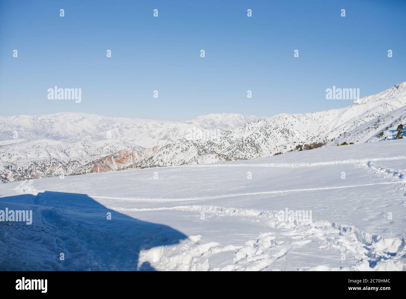 Die Berge von Tien Shan sind an einem klaren Tag mit Schnee bedeckt. Skigebiet Beldersay Stockfoto