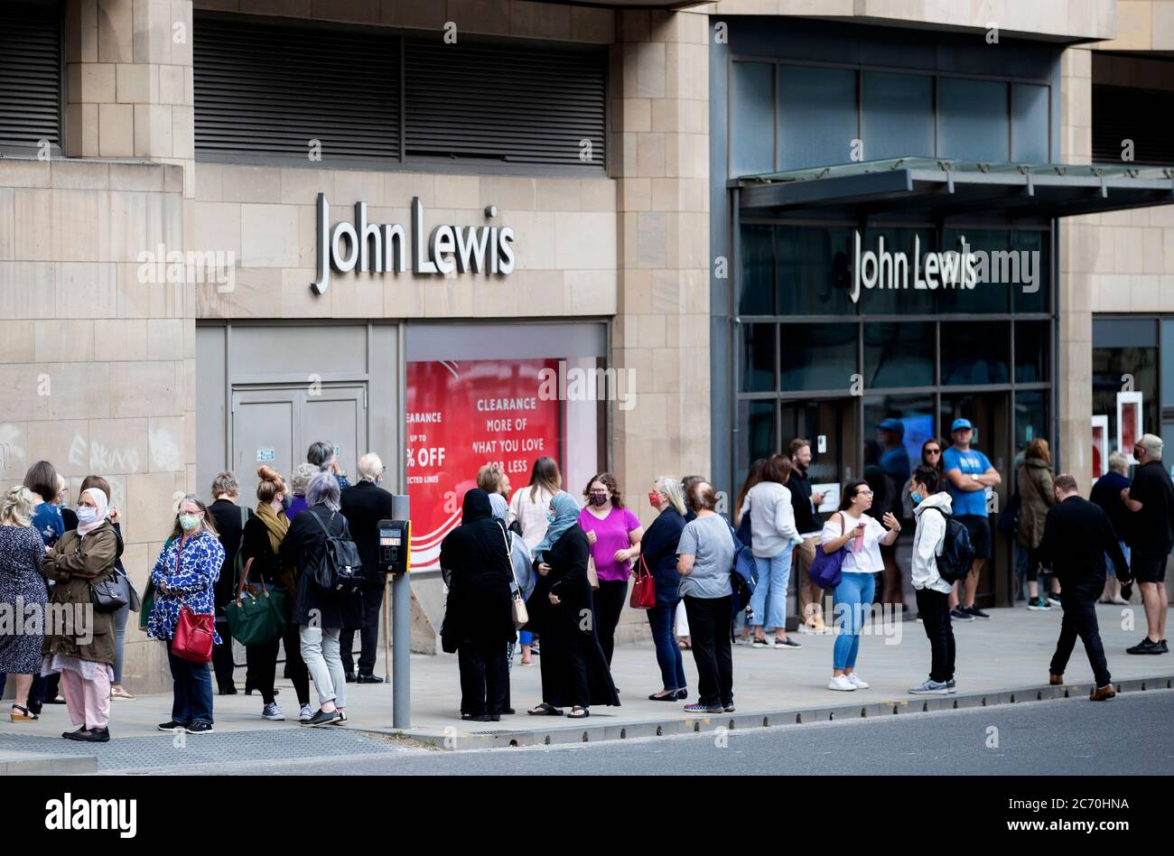 Vor dem John Lewis Kaufhaus in Edinburgh, das heute wieder seine Türen öffnete, stehen Menschen Schlange, während Schottland sich auf die Aufhebung weiterer Beschränkungen für die Sperrung von Coronaviren vorbereitet. Stockfoto