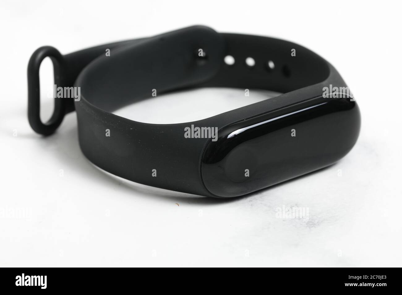 Angeschlossene Uhr für Smartphone auf weißem Hintergrund heruntergefahren. Fitbit-Werkzeug Stockfoto