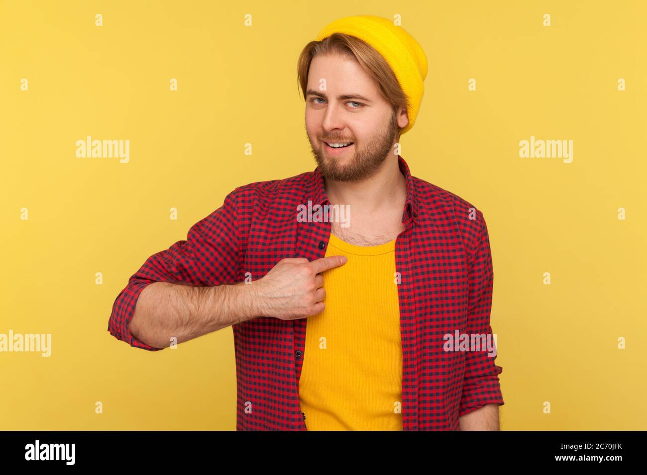 Ich bin der Beste! Selbstbewusster egoistischer Hipster bärtiger Kerl in Beanie-Hut und kariertem Hemd zeigt sich, Blick auf Kamera stolz überheblichen selfis Stockfoto
