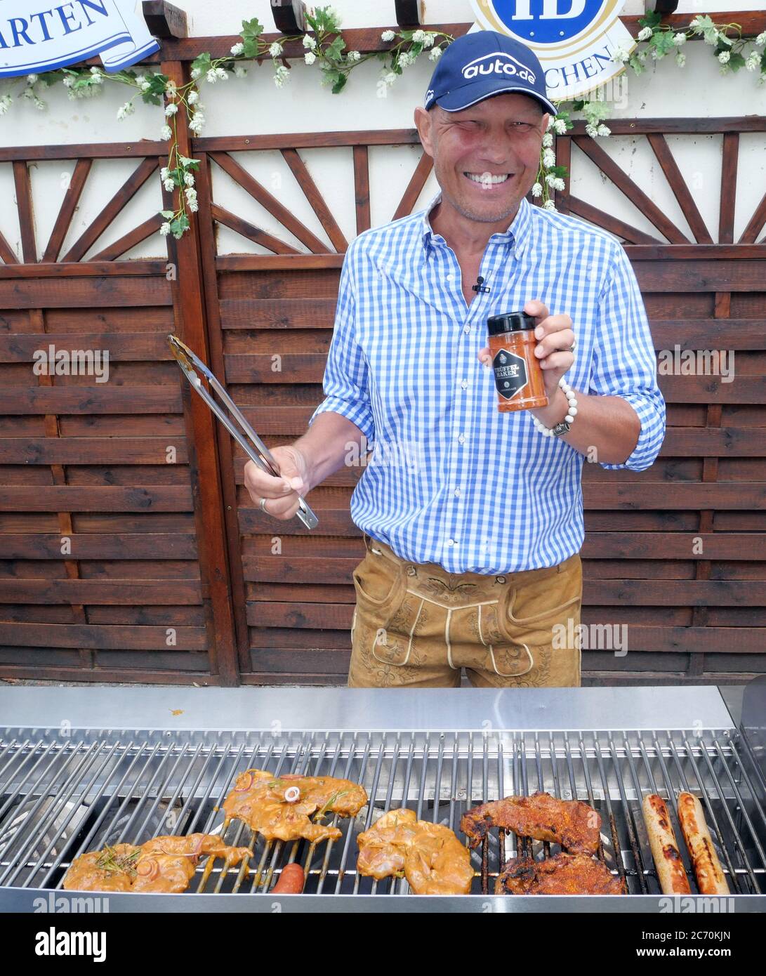 Berlin, Deutschland. Juni 2020. Ex-Boxer und Grillmeister Axel Schulz beim Grillfest aufgenommen am 30.06.2020 im Biergarten des Hofbräu Inn am Alexanderplatz in Berlin Mitte. Dort präsentierte er auch seine Grillprodukte und sein Bier. © VON XAMAX Credit: XAMAX/dpa/Alamy Live News Stockfoto