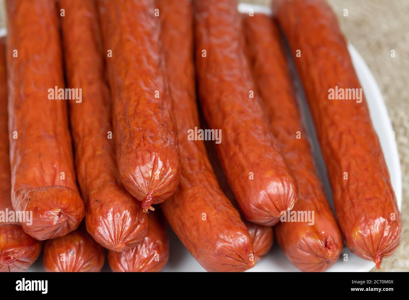 Bayerische Würstchen auf weißem Teller Nahaufnahme Stockfoto