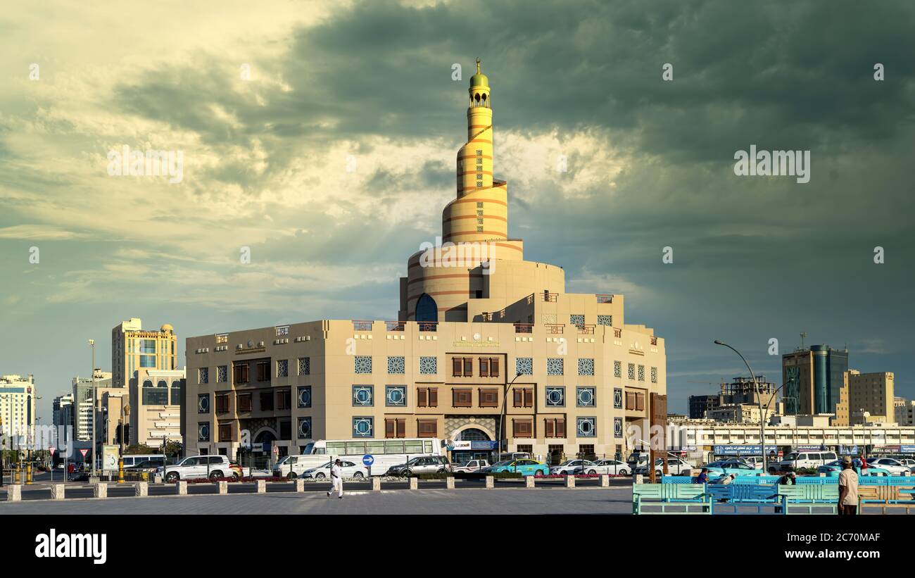 Doha, Katar - Februar 2019: Al Fanar Moschee, die Spiral Moschee mit dramatischen Himmel und Wolken genannt Stockfoto