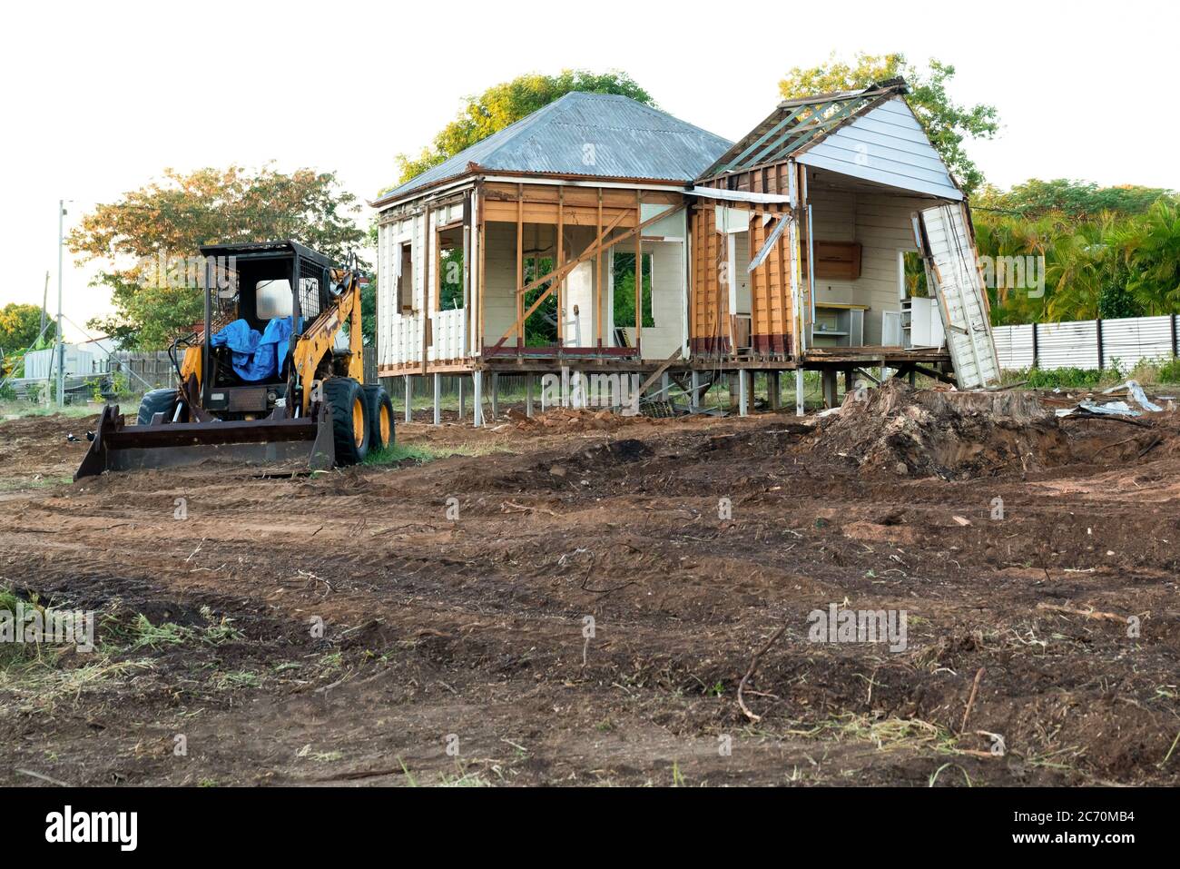 Haus wird abgerissen, um das Land für ein neues Haus zu räumen Stockfoto