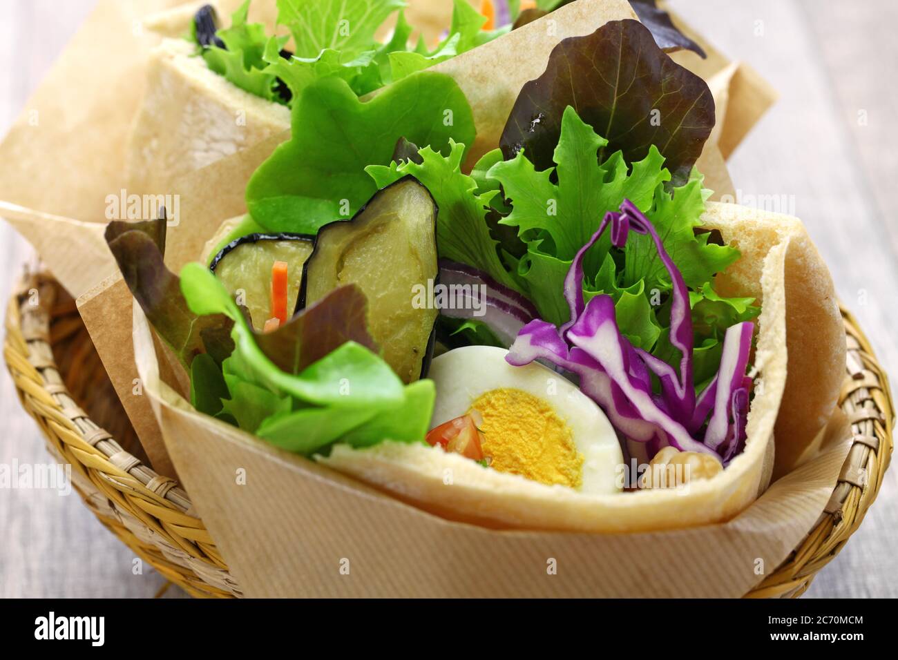 Sabich: israelisches Pita-Sandwich mit gebratener Aubergine, hartgekochtem Ei, israelischem Salat, Amba und Tahini-Sauce Stockfoto