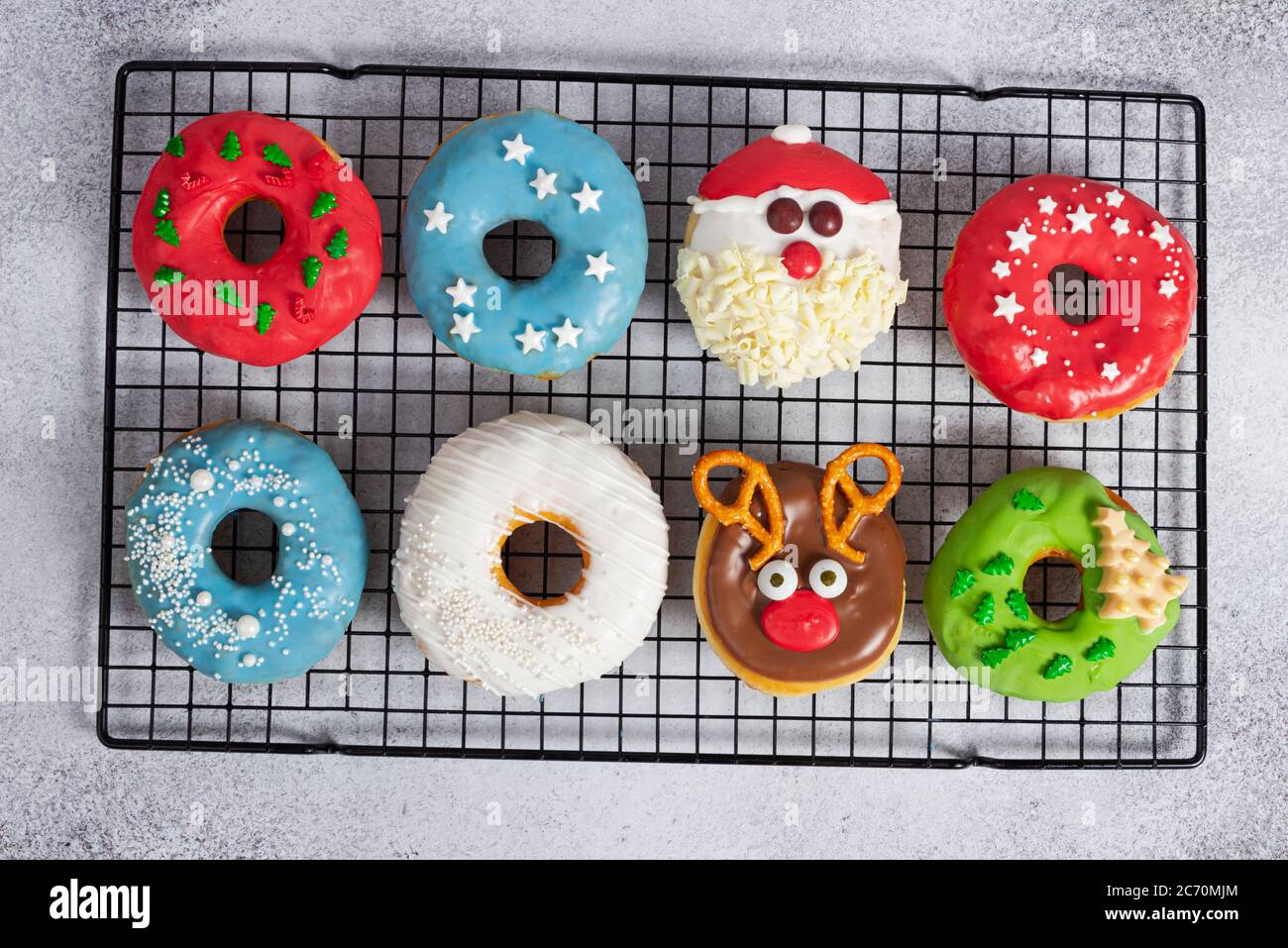 Set von Weihnachtsdonuts auf Backblech auf grauem Steinhintergrund. Konzept  für Weihnachten und Neujahr. Draufsicht Stockfotografie - Alamy