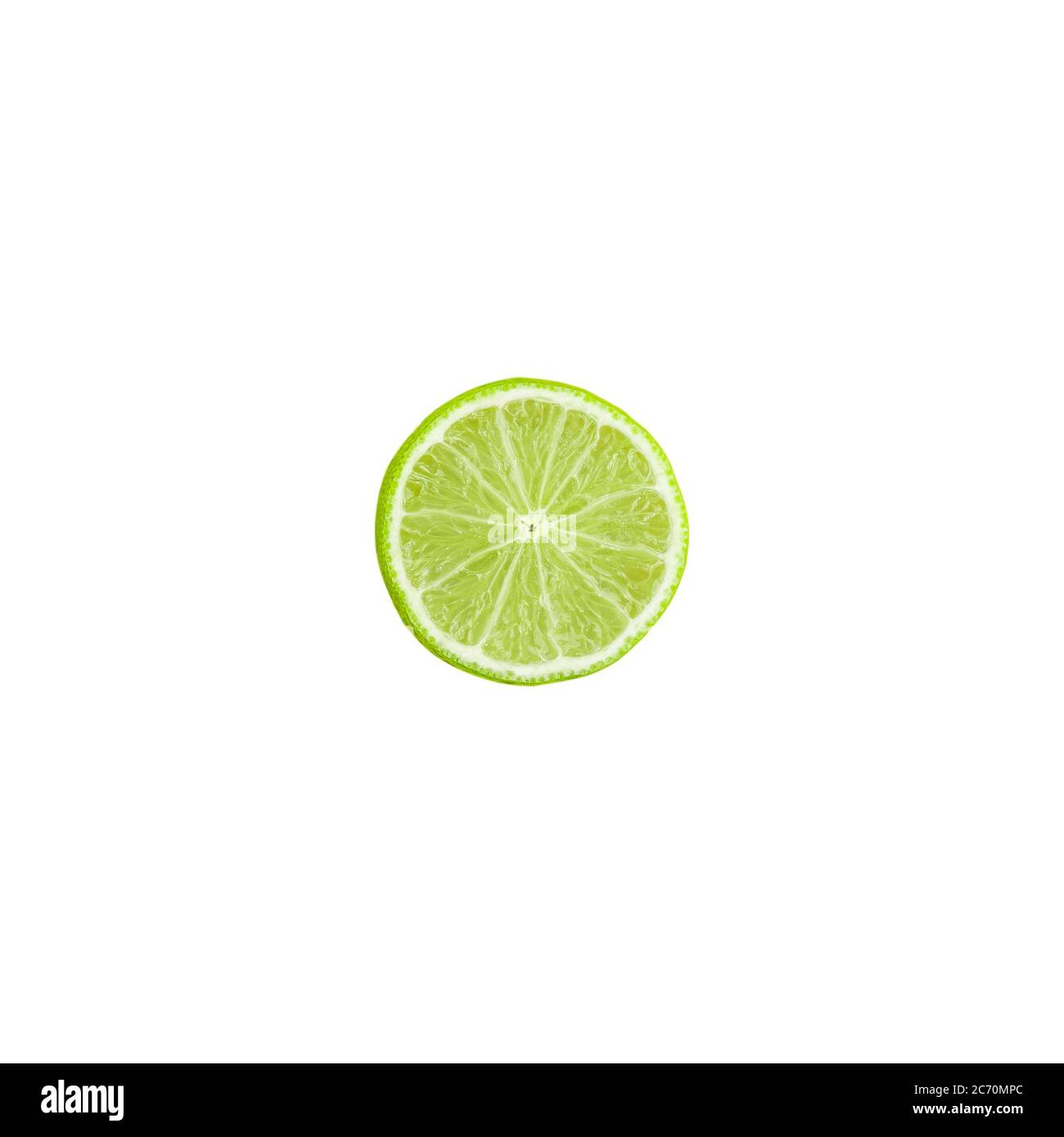 Grün lime slic auf weißem Hintergrund. Minimales Sommerkonzept. Scheibe frischer grüner Limette Stockfoto