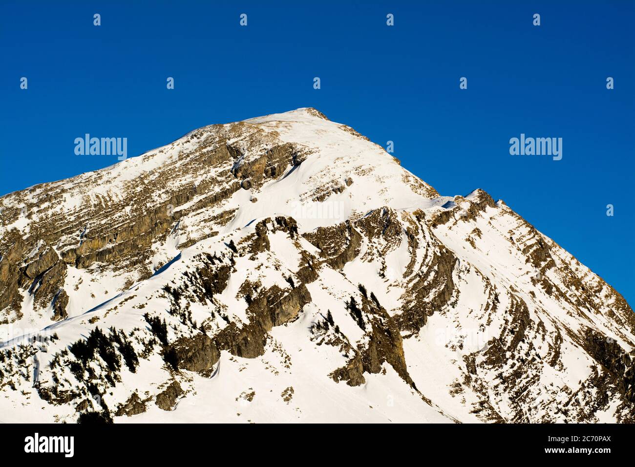 Schneebedeckter Gipfel in der Nähe des Skigebiets Avoriaz, Haute-Savoie, Auvergne-Rhone-Alpes, Frankreich Stockfoto