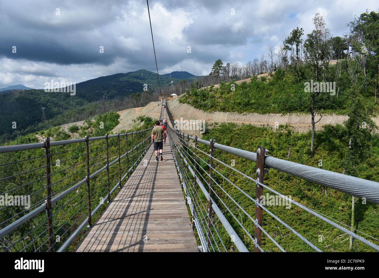 Junge zu Fuß auf Fußgänger Skybridge in Smoky Mountains in Gatlinburg, TN, die 2019 eröffnet Stockfoto