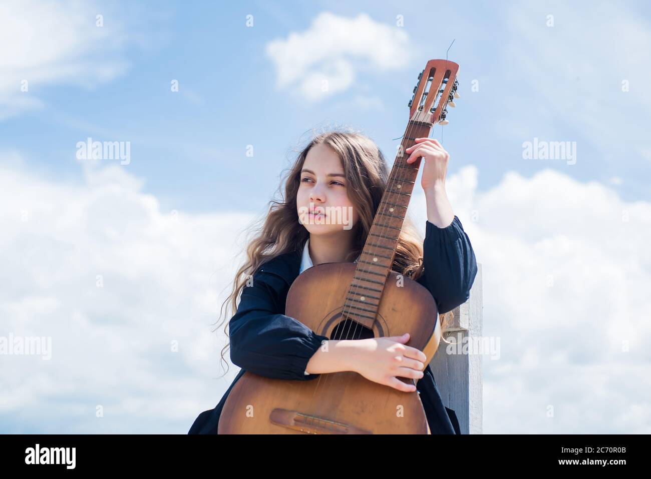 Erstellen Sie Neue Song Kleine Gitarre Spieler Auf Himmel Hintergrund Country Musik Stil String Musikinstrument Spielen Auf Akustische Gitarre Kleines Madchen Spielen Gitarre Sie Liebt Musik Musik Schulklassen Stockfotografie Alamy