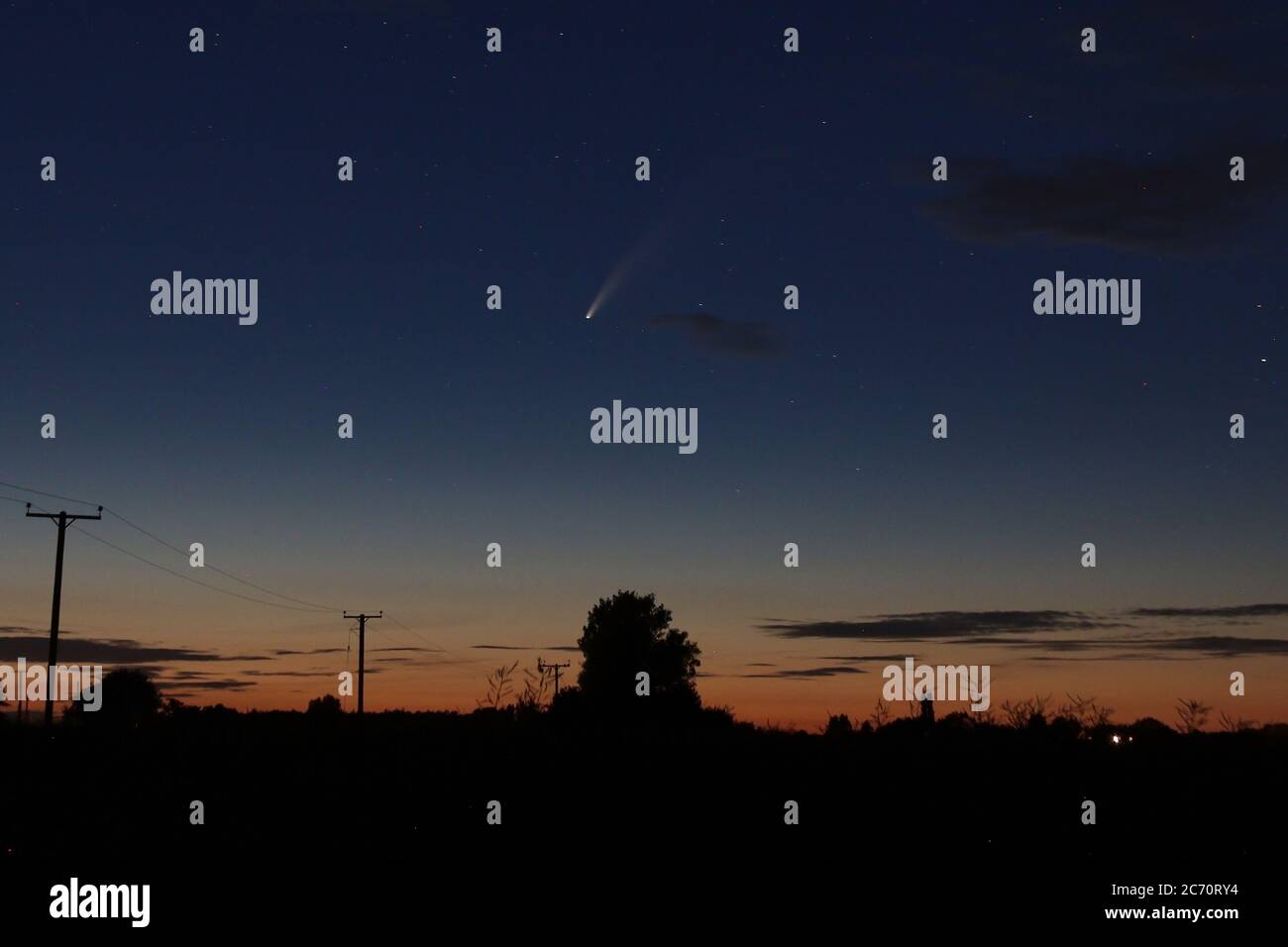 Komet NEOWISE (C/2020 F3) kurz nach der Dämmerung im ländlichen Sufffolk, Großbritannien, fotografiert, Blick nach Norden, direkt vor Stowmarket. Stockfoto