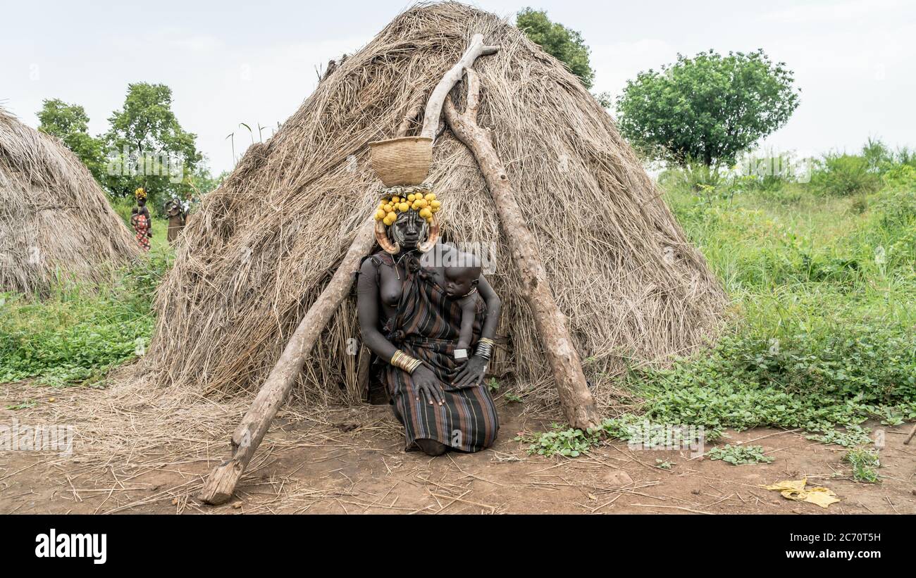 Mago Nationalpark, Omo River Valley, Äthiopien - September 2017: Portrait einer Mursi-Frau. Die Frauen des Mursi-Stammes haben einen Lippenstift und einen eisendec Stockfoto