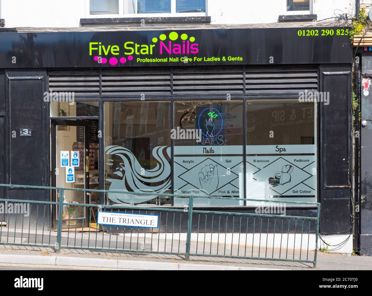 Bournemouth, Dorset, Großbritannien. Juli 2020. Mit weiterer Lockerung von Coronavirus Covid-19 Einschränkungen Schönheitssalons (einige Behandlungen) Nagellaken dürfen wieder geöffnet werden. Five Star Nails ist in Bournemouth für Geschäftsreisende geöffnet. Quelle: Carolyn Jenkins/Alamy Live News Stockfoto