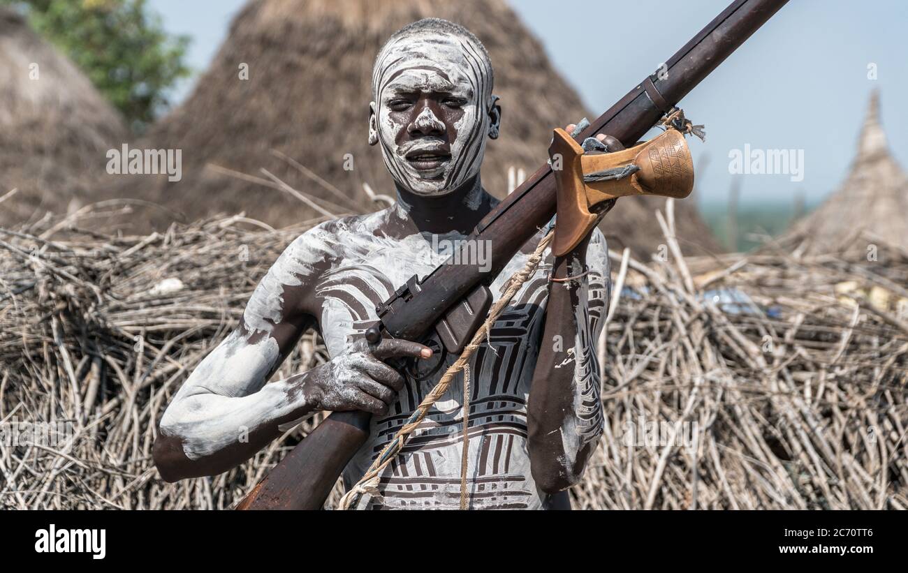 Omo River Valley, Äthiopien - September 2017: Porträt eines Karo-Stammes mit seiner Waffe Stockfoto