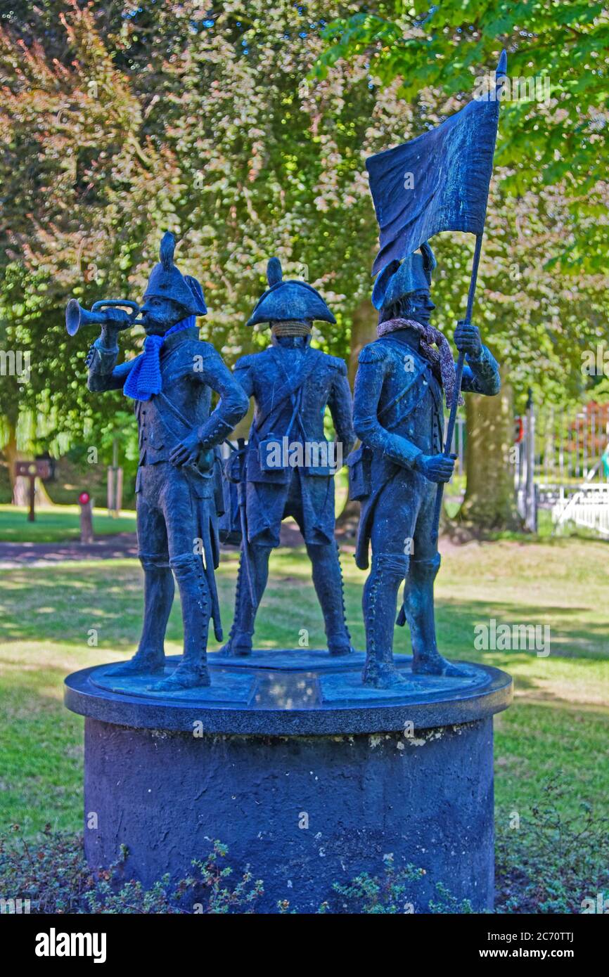 3 Soldaten Skulptur, gestrickte Schals um den Hals, Kunst des öffentlichen, der Princenhof, Mauritshuis, Europa, Willemstad; Niederlande Stockfoto