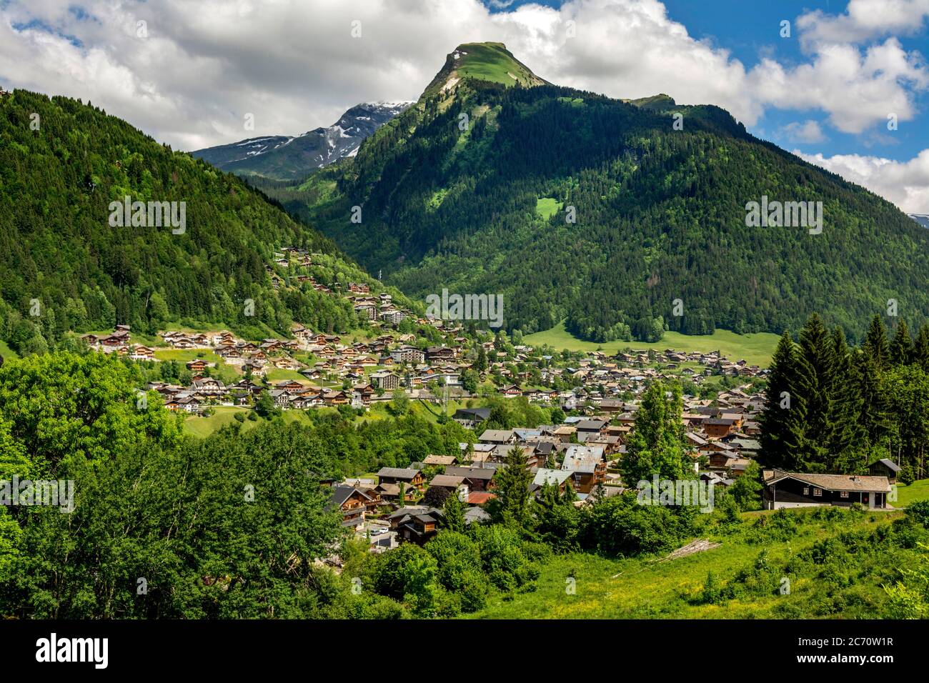 Dorf Morzine in der Region Chablais, Haute-Savoie, Auvergne-Rhone-Alpes, Frankreich Stockfoto