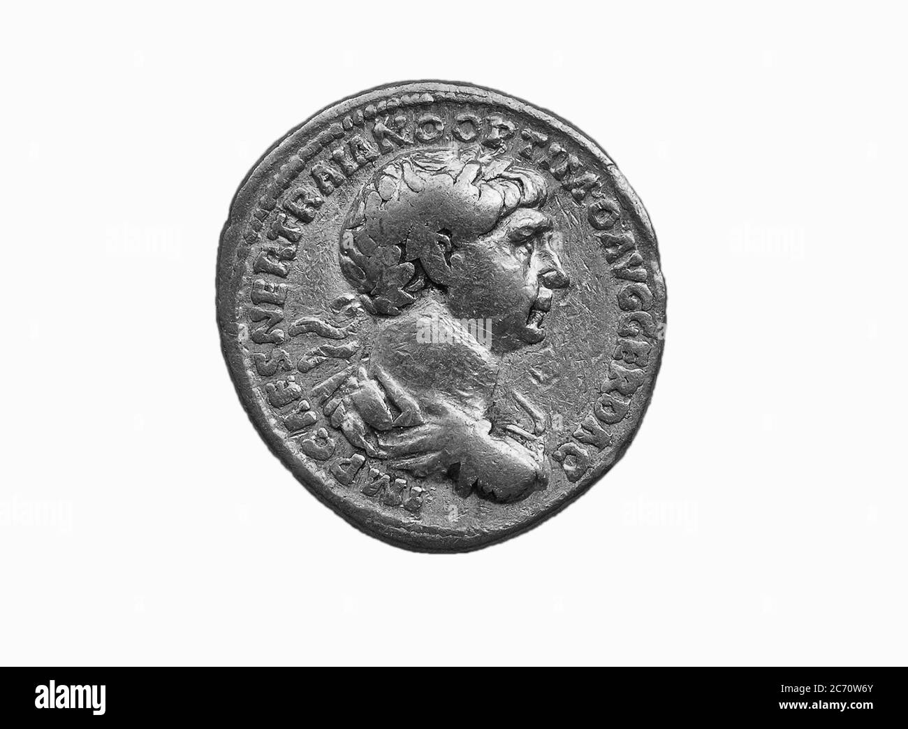 Goldene römische Aureus-Münze des römischen Kaisers Trajan AD 98-117 isoliert auf weißem Hintergrund als Schwarz-Weiß-Bild Stockfoto