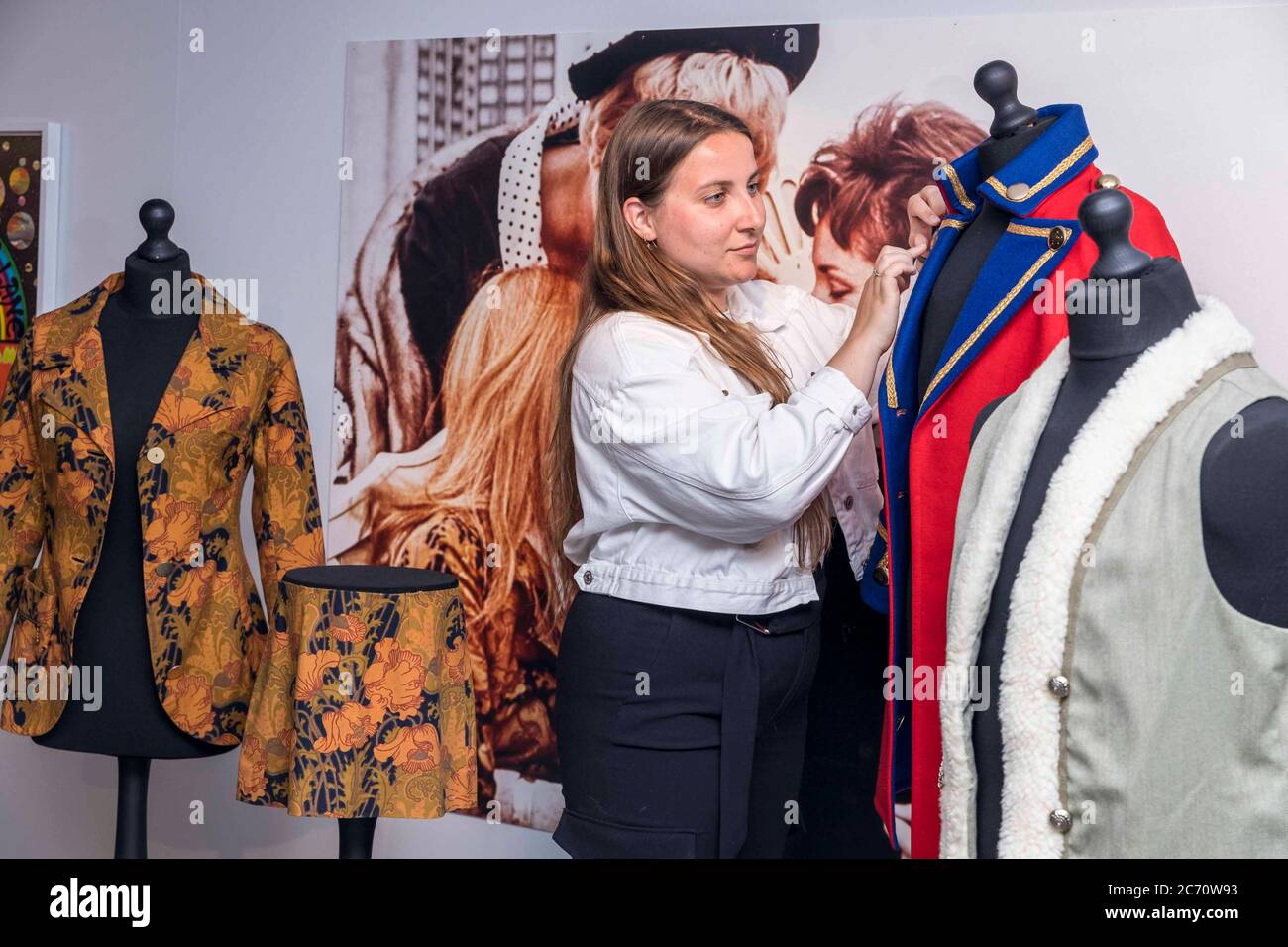 Edinburgh, Großbritannien. 13. Juli 2020 Foto: L to R Martha Greenbank von Dovecot arbeitet an einem Sgt Pepper Military Style Gekittel von Michael Mott für Paraphanelia 1967-68. Mid-Century Modern: Art & Design von Conran bis Quant präsentiert Design, Mode und Kunst einer Gruppe radikaler junger Architekten, Designer, Fotografen und Künstler, die das Konzept der Jugend und die etablierte Ordnung des Nachkriegsbrit neu definiert haben. Die Ausstellung in den Dovecot Studios in Edinburgh wird am 15. Juli 2020 eröffnet. Kredit: Rich Dyson/Alamy Live Nachrichten Stockfoto Edinburgh, Großbritannien. 13. Juli 2020 Foto: L to R Martha Greenbank von Dovecot arbeitet an einem Sgt Pepper Military Style Gekittel von Michael Mott für Paraphanelia 1967-68. Mid-Century Modern: Art & Design von Conran bis Quant präsentiert Design, Mode und Kunst einer Gruppe radikaler junger Architekten, Designer, Fotografen und Künstler, die das Konzept der Jugend und die etablierte Ordnung des Nachkriegsbrit neu definiert haben. Die Ausstellung in den Dovecot Studios in Edinburgh wird am 15. Juli 2020 eröffnet. Kredit: Rich Dyson/Alamy Live Nachrichten Stockfoto