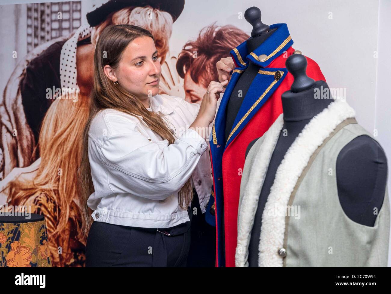 Edinburgh, Großbritannien. 13. Juli 2020 Foto: L to R Martha Greenbank von Dovecot arbeitet an einem Sgt Pepper Military Style Gekittel von Michael Mott für Paraphanelia 1967-68. Mid-Century Modern: Art & Design von Conran bis Quant präsentiert Design, Mode und Kunst einer Gruppe radikaler junger Architekten, Designer, Fotografen und Künstler, die das Konzept der Jugend und die etablierte Ordnung des Nachkriegsbrit neu definiert haben. Die Ausstellung in den Dovecot Studios in Edinburgh wird am 15. Juli 2020 eröffnet. Kredit: Rich Dyson/Alamy Live Nachrichten Stockfoto Edinburgh, Großbritannien. 13. Juli 2020 Foto: L to R Martha Greenbank von Dovecot arbeitet an einem Sgt Pepper Military Style Gekittel von Michael Mott für Paraphanelia 1967-68. Mid-Century Modern: Art & Design von Conran bis Quant präsentiert Design, Mode und Kunst einer Gruppe radikaler junger Architekten, Designer, Fotografen und Künstler, die das Konzept der Jugend und die etablierte Ordnung des Nachkriegsbrit neu definiert haben. Die Ausstellung in den Dovecot Studios in Edinburgh wird am 15. Juli 2020 eröffnet. Kredit: Rich Dyson/Alamy Live Nachrichten Stockfoto