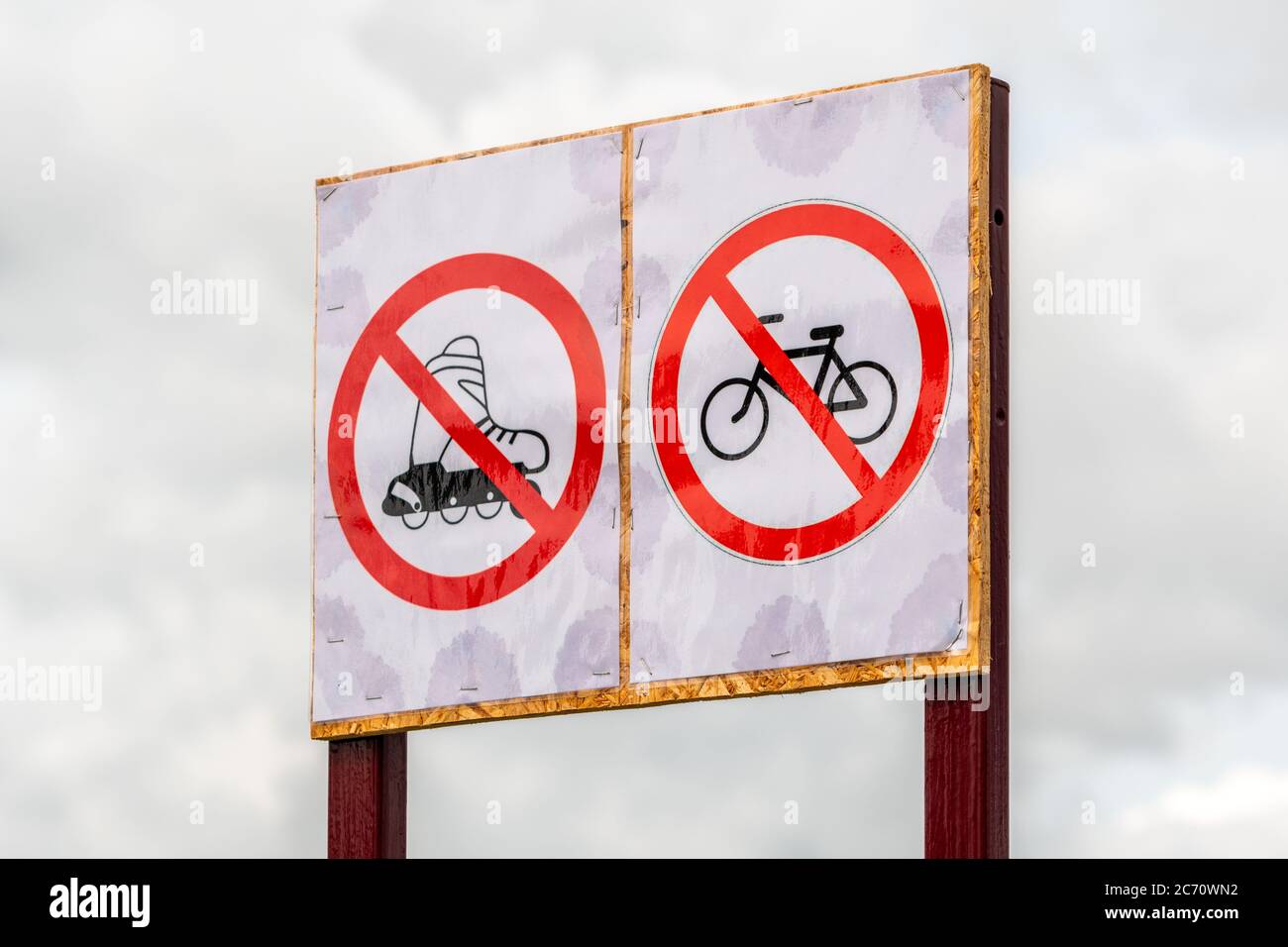 Kein Rad fahren oder Skaten erlaubt Schild vor dem regnerischen Himmel Hintergrund Stockfoto