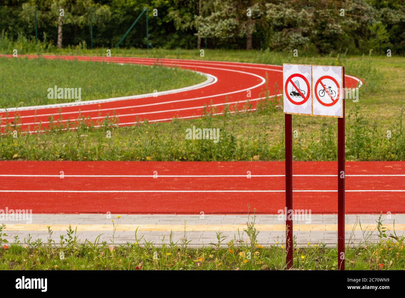 Kein Radfahren oder Skaten auf dem neuen Stadion mit weicher Schutzhülle aus Gummi erlaubt Stockfoto