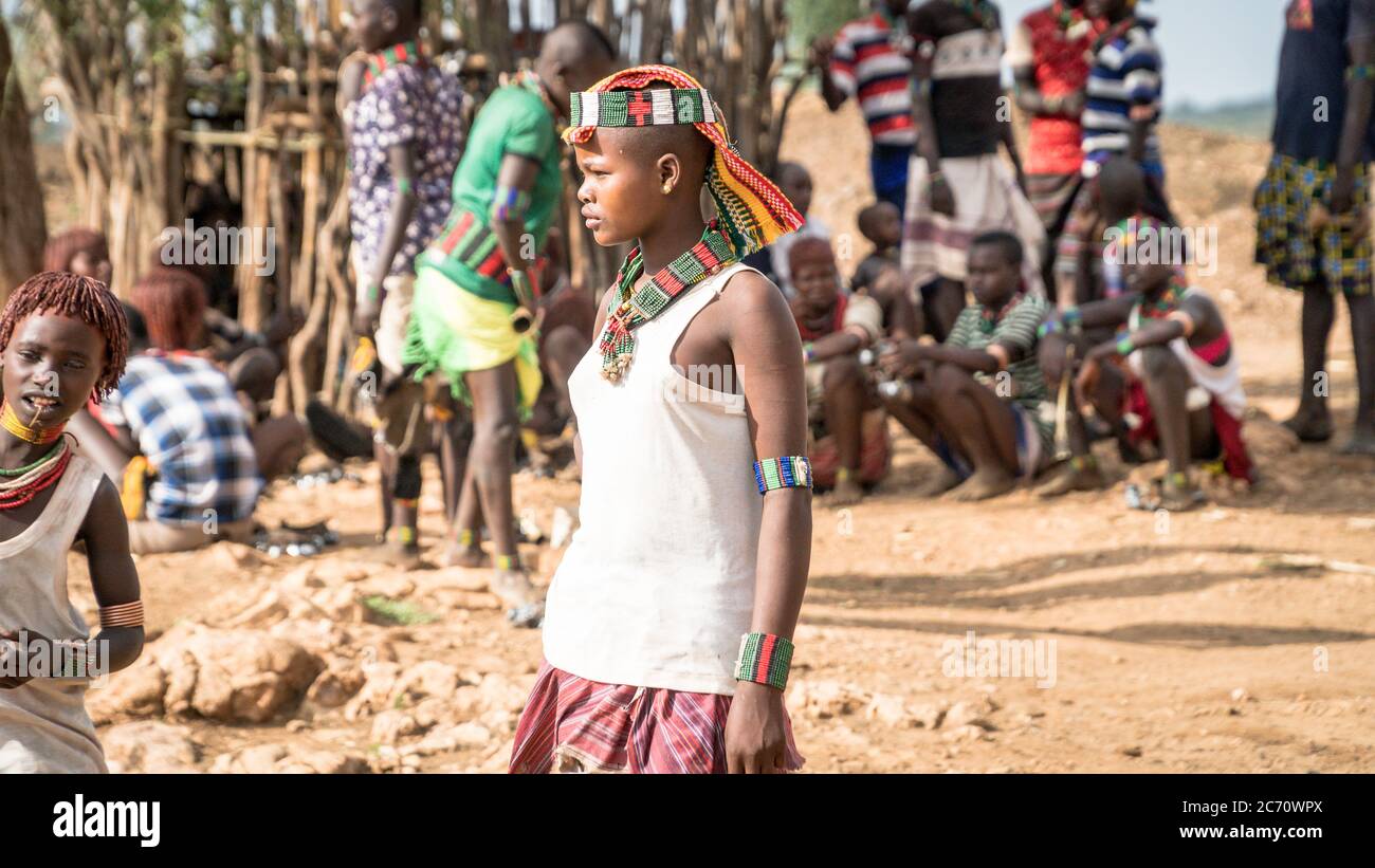 Omo Valley, Äthiopien - September 2017: Unidentifiziertes Mädchen aus dem Stamm Hamar im Omo Valley von Äthiopien Stockfoto