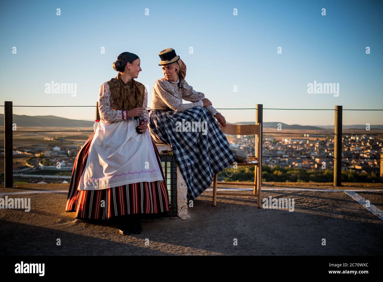 Tänzer in traditioneller Kleidung ruhen nach der Aufführung während des traditionellen Tanzfestivals, das im Dorf Consuegra während der Feier des Safran Festes gefeiert wird. Datum: 29/10/2016. Fotograf: Xabier Mikel Laburu. Während 50 Jahren hat die Füllungszeit von Consuegra die Ernte des Safrans gefeiert. Obwohl das Dorf jetzt kaum noch Safranfelder hat, findet das Fest weiterhin statt, um die praktisch verlorene Tradition im Dorf zu ehren. Stockfoto