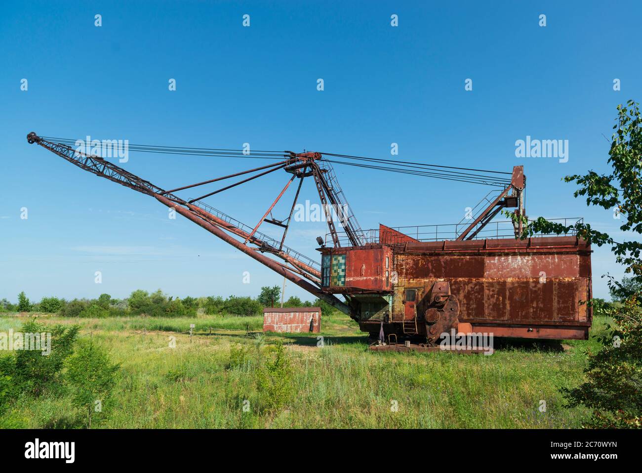 Alte verrostete Wanderbagger in der Nähe verlassenen Kohlebergwerk in der Ukraine Stockfoto