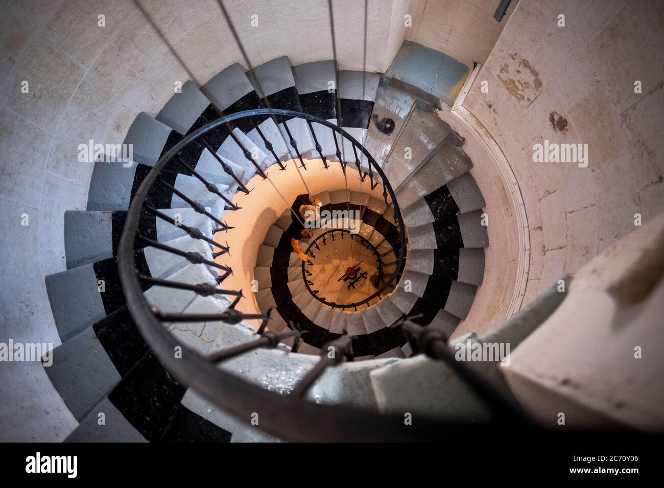 Mario Sanz geht die Turmtreppe am Leuchtturm Cabo de Gata im Naturpark Cabo de Gata, Spanien hinunter. Datum: 14/07/2017. Fotograf: Xabier Mikel Laburu. Während Mario und seine Kollegen in den Urlaub oder eine andere wichtige Angelegenheit gehen, teilen sie das Gebiet, das sie beobachten. Stockfoto