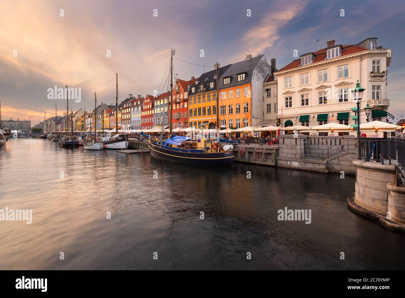 Kopenhagen, Dänemark auf dem Nyhavn Kanal bei Nacht. Stockfoto