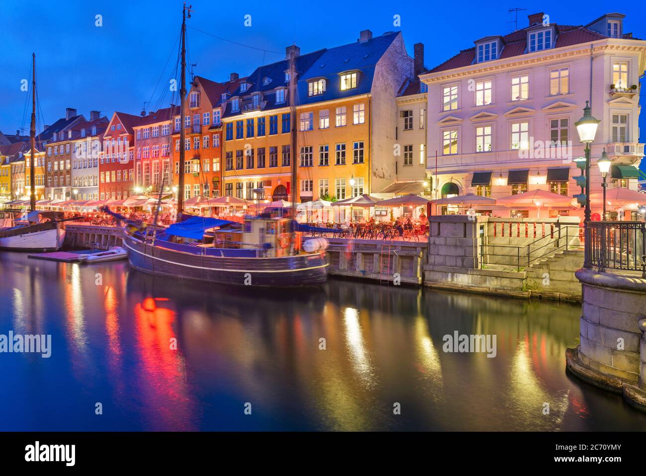 Kopenhagen, Dänemark auf dem Nyhavn Kanal bei Nacht. Stockfoto