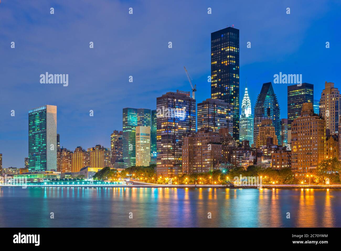 New York City Midtown Manhattan Stadtbild am East River bei Dämmerung. Stockfoto