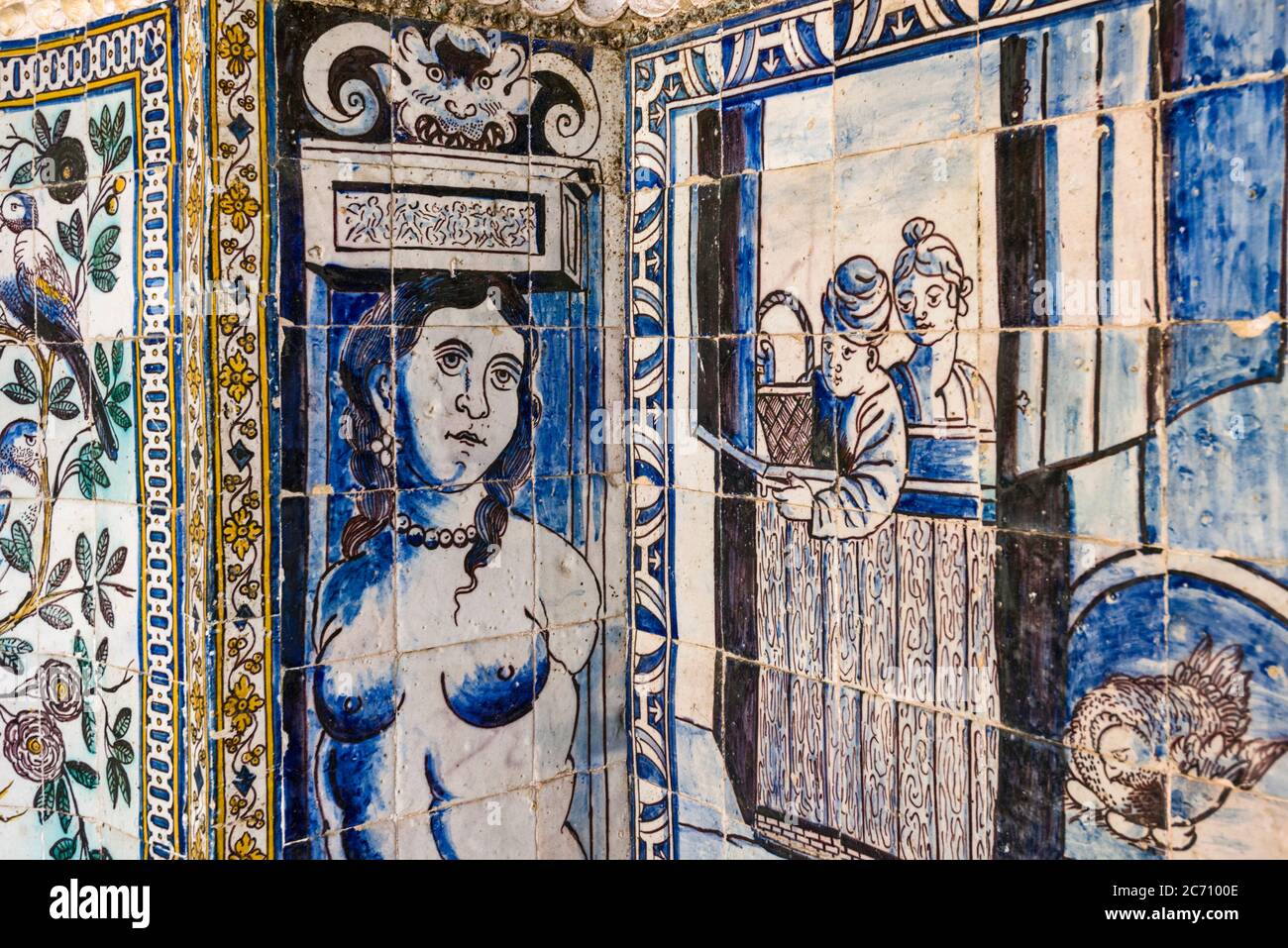 Detail der alten Azulejos an den Wänden der Kapelle des Palastes der Marquess von Fronteira Stockfoto