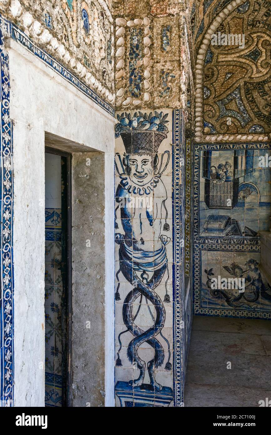 Detail der alten Azulejos an den Wänden der Kapelle des Palastes der Marquess von Fronteira Stockfoto
