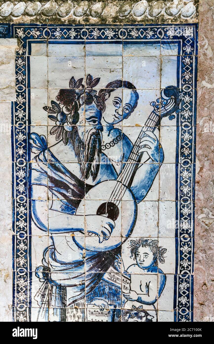 Detail der alten Azulejos an den Wänden der Kapelle des Palastes der Marquess von Fronteira Stockfoto
