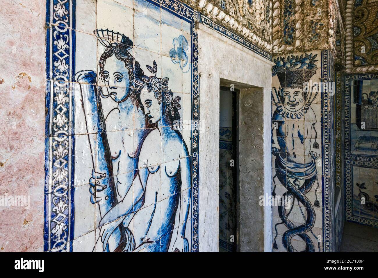 Detail der alten Azulejos an den Wänden der Kapelle des Palastes der Marquess von Fronteira Stockfoto
