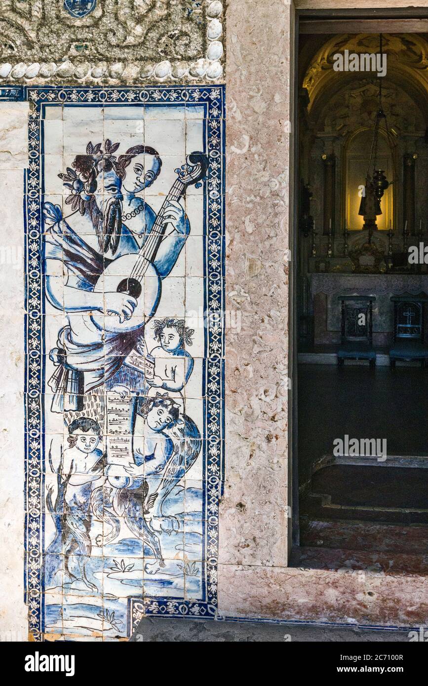 Detail der alten Azulejos an den Wänden der Kapelle des Palastes der Marquess von Fronteira Stockfoto