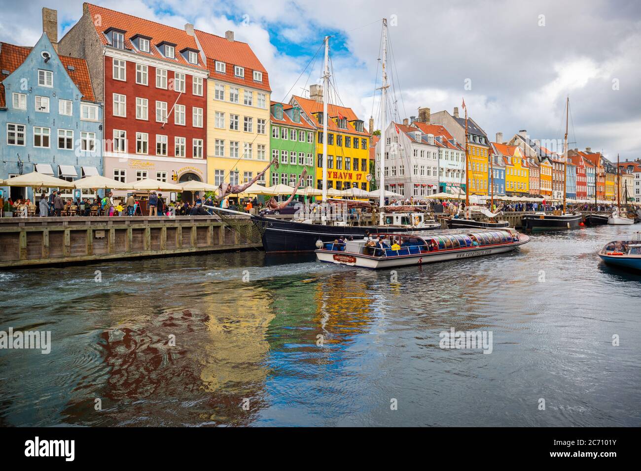 KOPENHAGEN, DÄNEMARK - 15. SEPTEMBER 2013: Die Menschenmassen genießen den historischen Nyhavn Kanal in Kopenhagen. Stockfoto