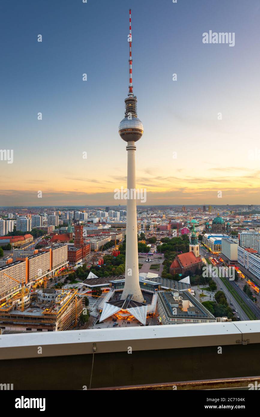 Berlin, Deutschland Stadtbild am Berliner Fernsehturm in der Abenddämmerung. Stockfoto