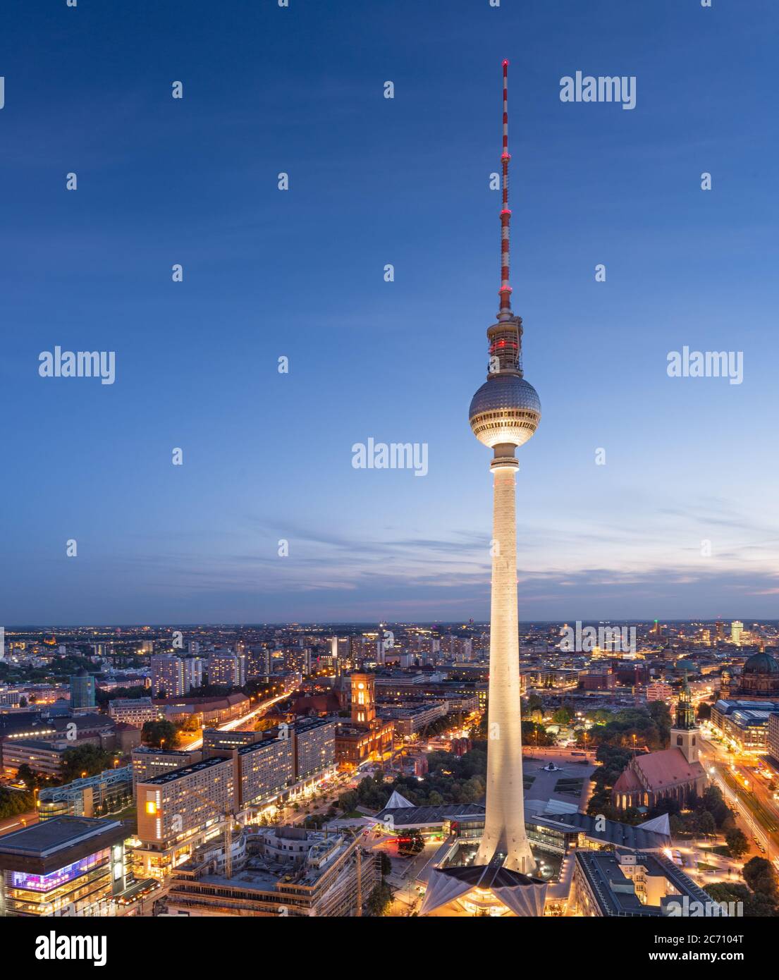 Berlin, Deutschland Stadtbild am Berliner Fernsehturm in der Abenddämmerung. Stockfoto