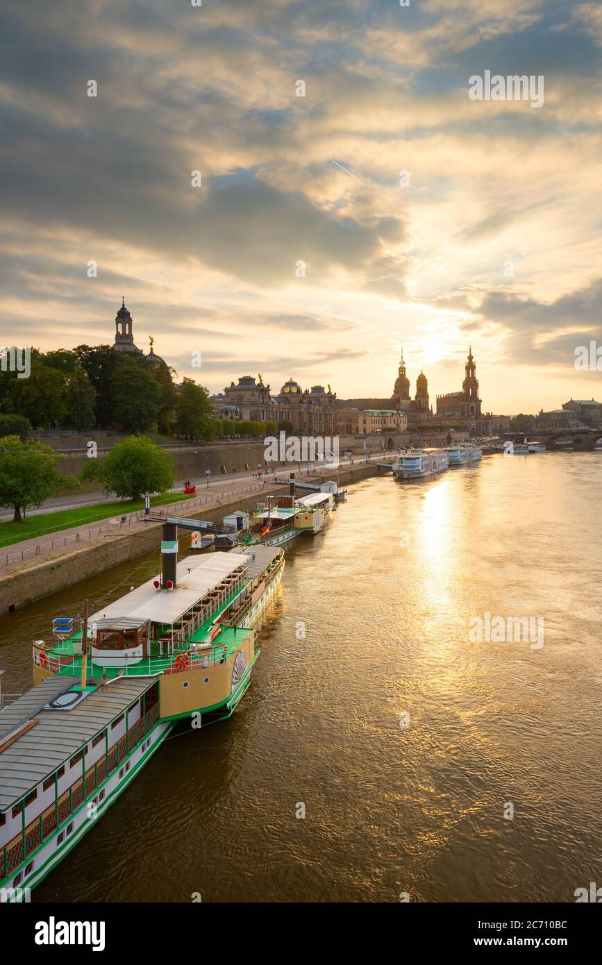 Dresden, Deutschland Stadtbild über der Elbe bei Sonnenuntergang. Stockfoto