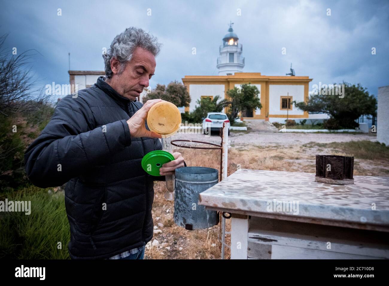 Mario Sanz sammelt Wasser aus der meteorologischen Station am Leuchtturm Mesa Roldán in Carboneras, Spanien. Datum: 18. April 2017. Fotograf: Xabier Mikel Laburu. Eine der anderen Aufgaben, die Mario übernimmt, ist die Erfassung von Daten über die meteorologischen Bedingungen für die National Meteorological Agency. Stockfoto