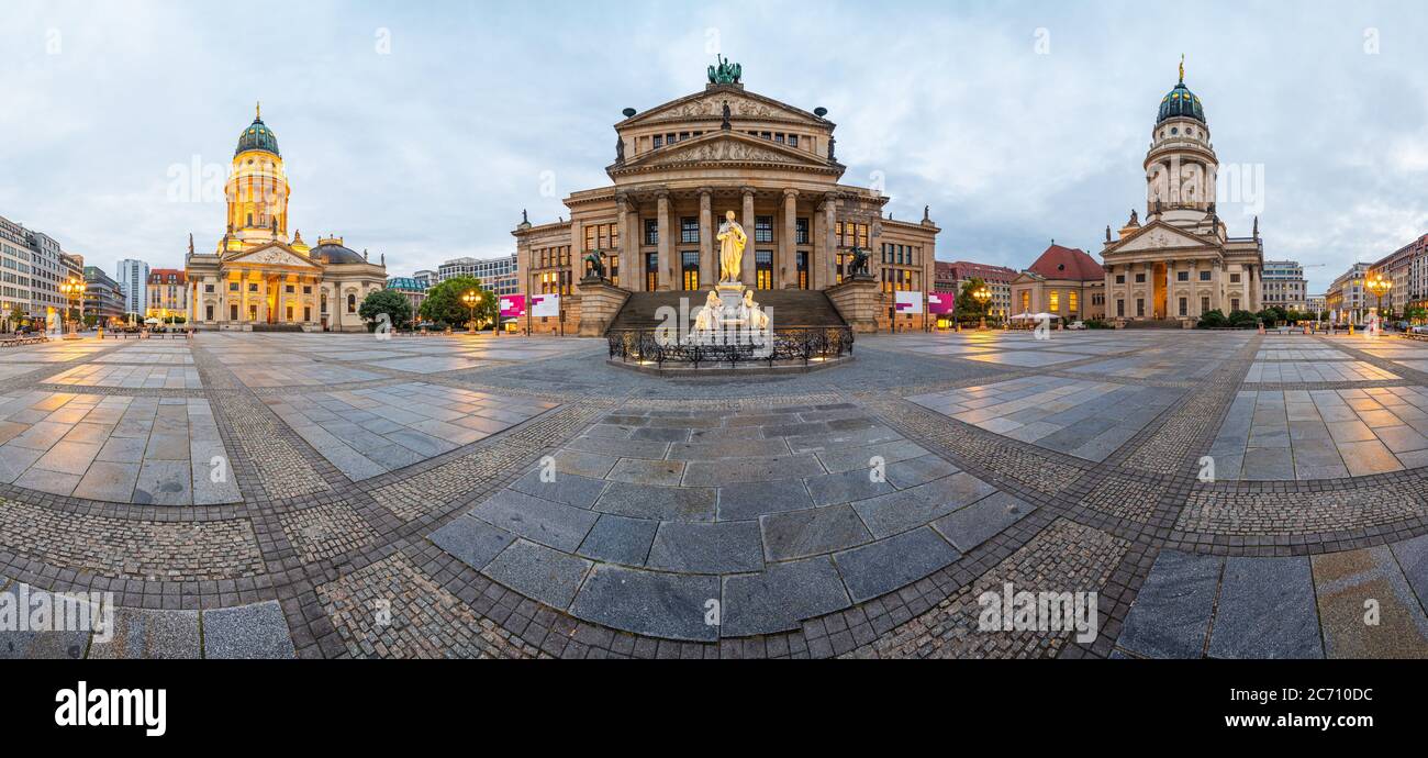 Historischer Gendarmenmarkt in Berlin, Deutschland bei Sonnenaufgang. Stockfoto