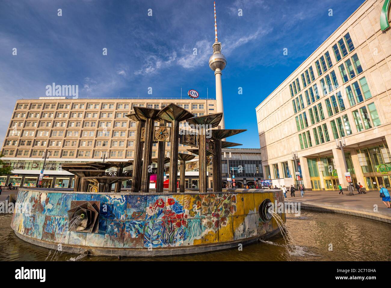 BERLIN, DEUTSCHLAND - 17. SEPTEMBER 2013: Fernsehturm vom Alexanderplatz. Stockfoto