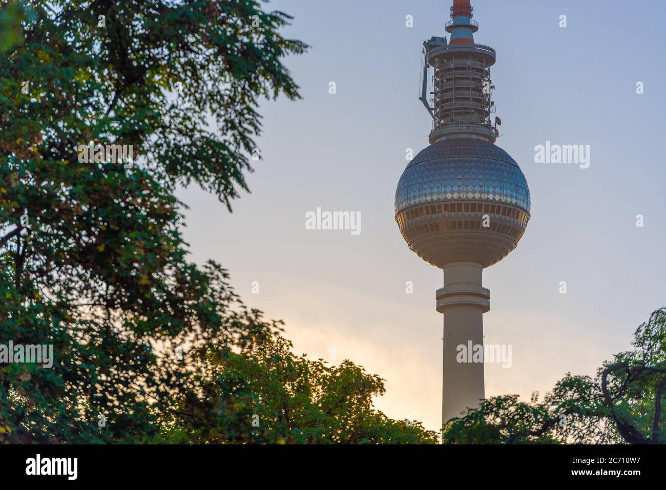 BERLIN, DEUTSCHLAND - 17. SEPTEMBER 2013: Der Fernsehturm IN BERLIN. Stockfoto
