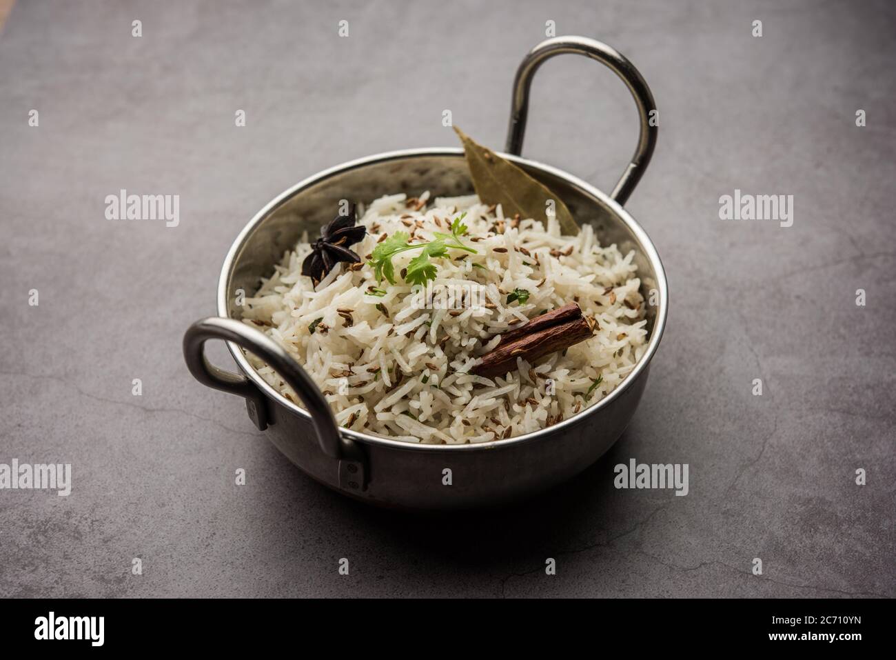 Kreuzkümmel oder Jeera Rice ist ein beliebtes indisches Hauptgericht aus Basmati-Reis mit einfachen Gewürzen Stockfoto
