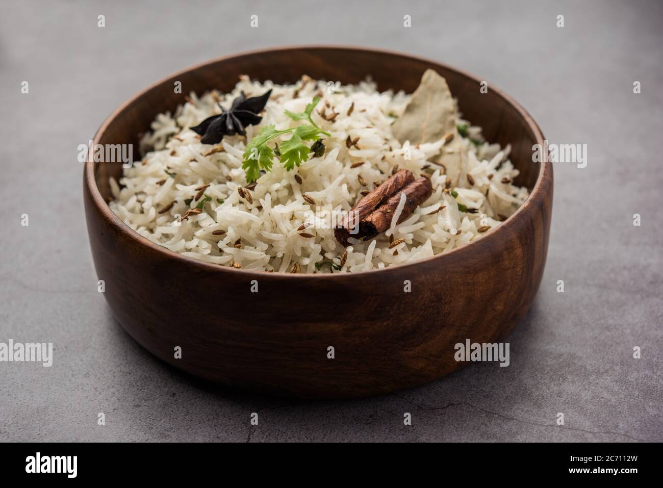 Kreuzkümmel oder Jeera Rice ist ein beliebtes indisches Hauptgericht aus Basmati-Reis mit einfachen Gewürzen Stockfoto