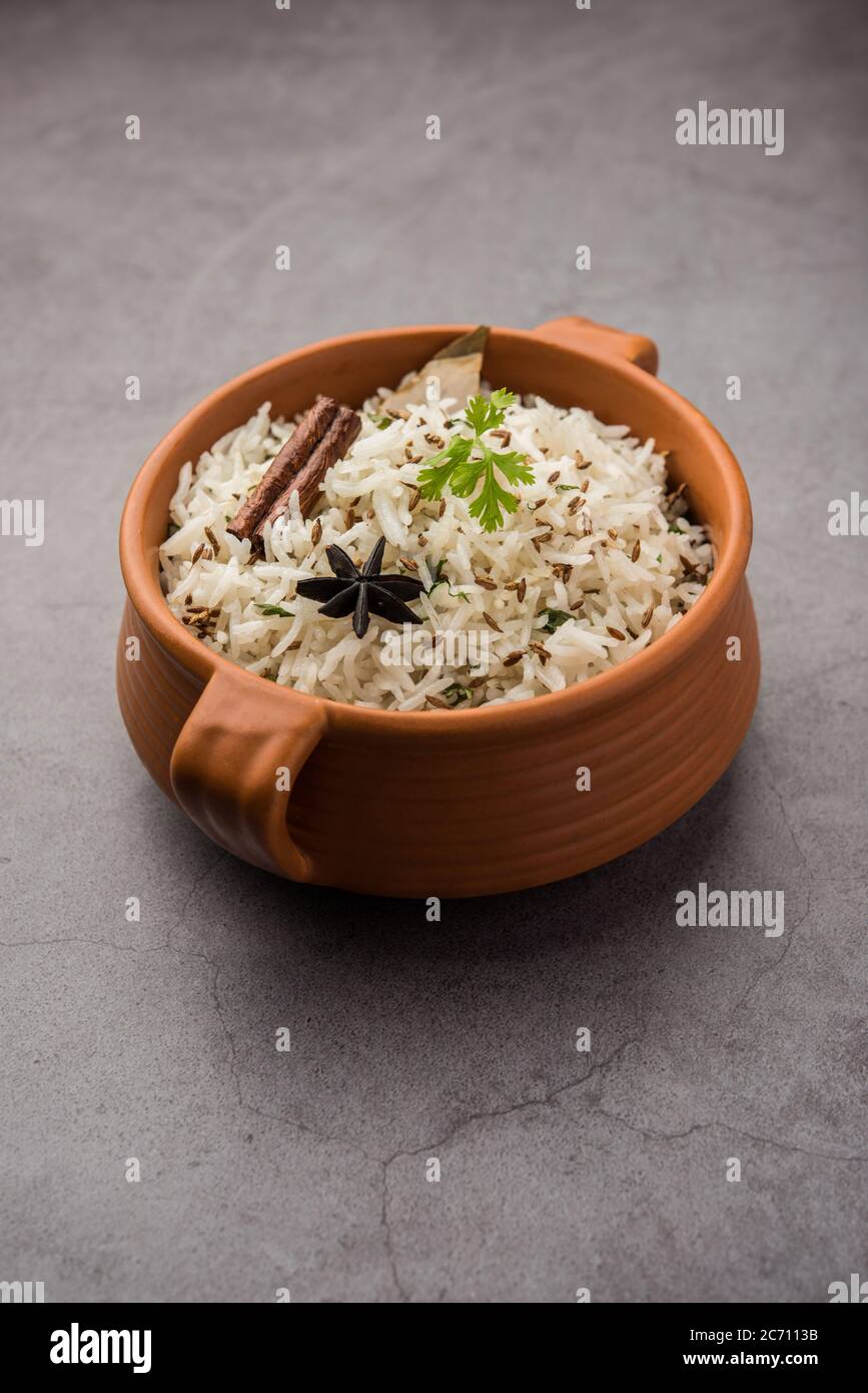 Kreuzkümmel oder Jeera Rice ist ein beliebtes indisches Hauptgericht aus Basmati-Reis mit einfachen Gewürzen Stockfoto