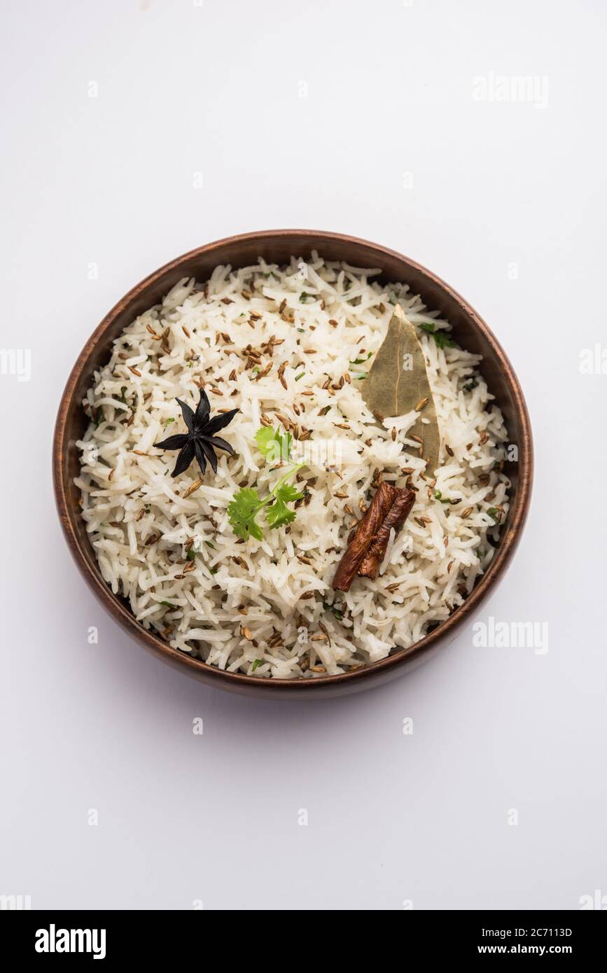 Kreuzkümmel oder Jeera Rice ist ein beliebtes indisches Hauptgericht aus Basmati-Reis mit einfachen Gewürzen Stockfoto